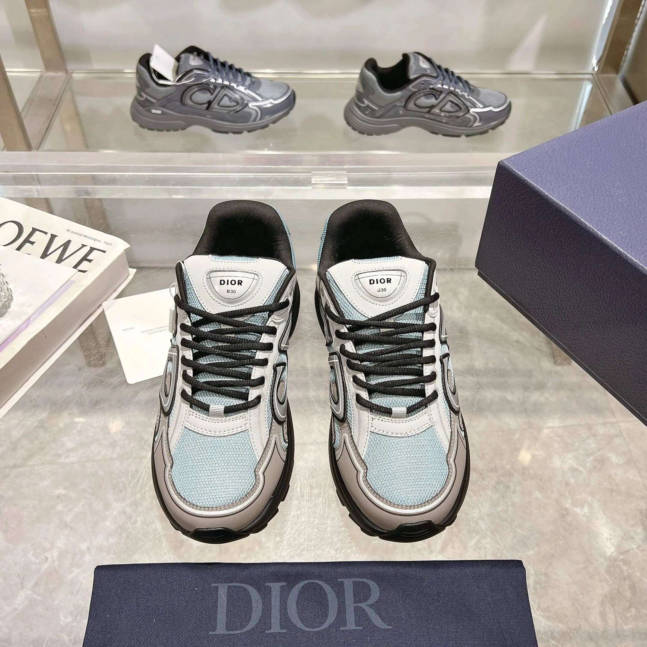 👟👟Ex-factory price 520👟👟 H612 high version B30 low-top sneakers are one of the flagship styles of this series. Crafted from mesh and technical fabrics, it's finished with a reflective 'CD30' graphic and 'DIOR B30' and 'CD30' logos on the heel and tongue. The extra-light, sculpted rubber sole adds style with signature accents, while internal stretch details create ideal comfort. Can be paired with a variety of casual looks to show a fashionable, modern and sporty style. ✅Size: 35-47 (45-46-47 customized, non-returnable and non-exchangeable) ✅Sole material: Original ultra-light IP sole ✅Packaging: Brand new counter packaging